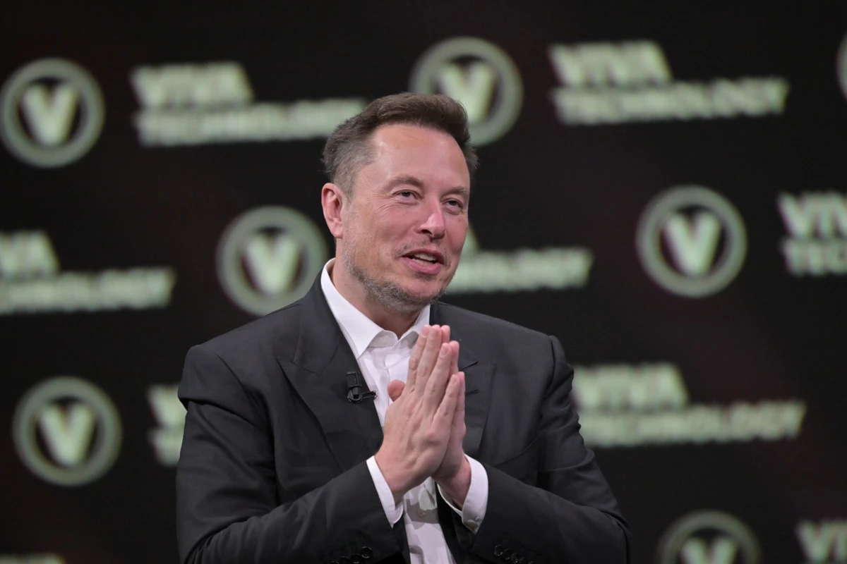 Le PDG de SpaceX, Twitter et du constructeur de voitures électriques Tesla, Elon Musk, réagit lors de sa visite du salon Vivatech des startups technologiques et de l'innovation au parc des expositions de la Porte de Versailles à Paris, le 16 juin 2023. (Photo Alain JOCARD / AFP)