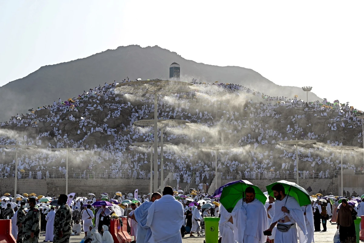 Les pèlerins se retrouvent sur le mont Arafat pour prier et invoquer le Tout-Puissant