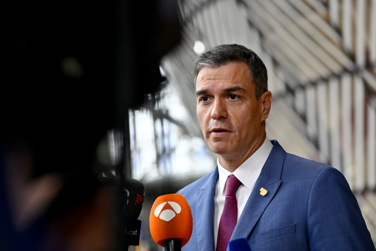Le Premier ministre espagnol Pedro Sanchez s'adresse aux médias à son arrivée au sommet du Conseil européen, au siège de l'UE à Bruxelles, le 29 juin 2023. (Photo by JOHN THYS / AFP)