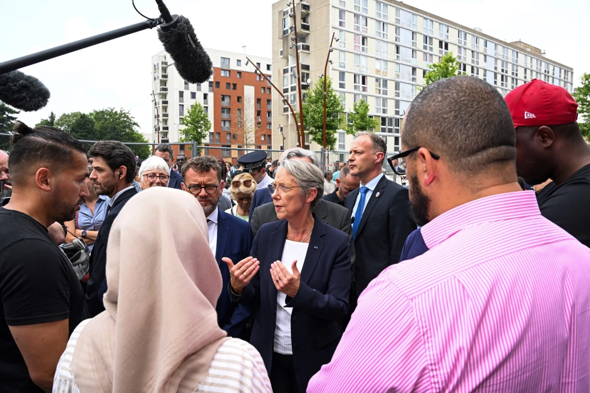 Emeutes: Elisabeth Borne appelle à « éviter toute escalade »