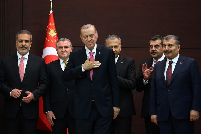 Le nouveau cabinet d'Erdogan s'attaque aux défis locaux et mondiaux