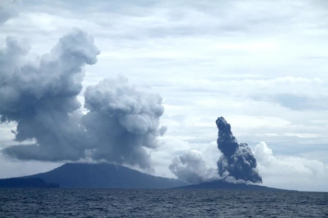 Indonésie: le volcan Anak Krakatoa en éruption, une colonne de cendres de 3 km projetée dans le ciel