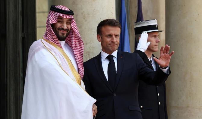 Mohammed ben Salmane s'entretient avec Macron à Paris