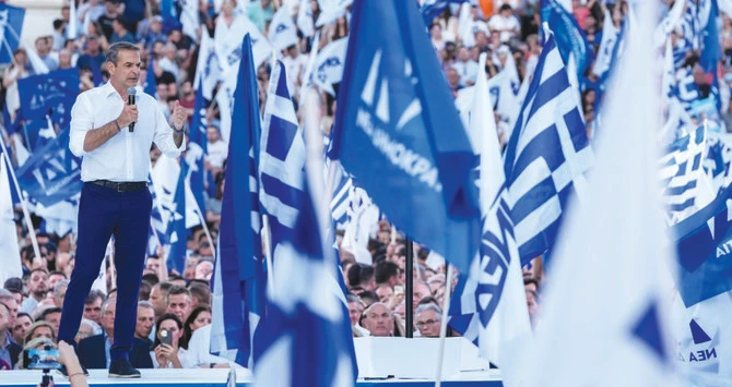 Grèce: Mitsotakis, renforcé par la victoire de la droite, entame un deuxième mandat