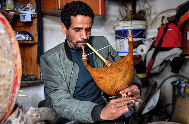 Le mezoued, la cornemuse tunisienne, trouve un nouveau souffle