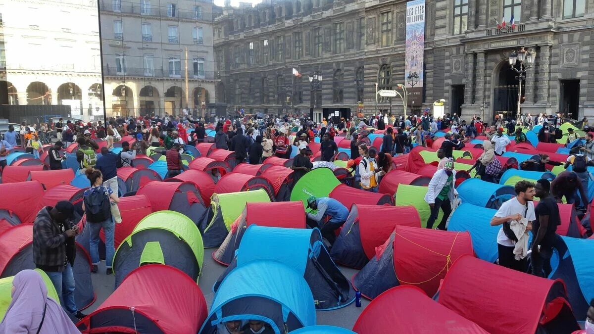 Des migrants se sont installés place du Palais Royal à Paris