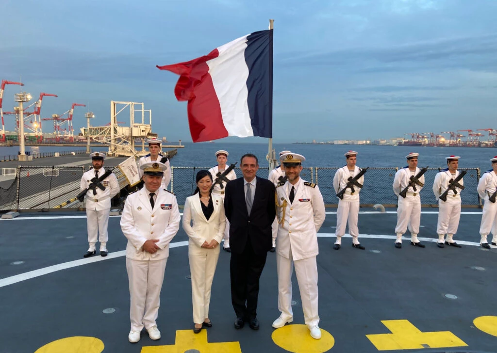 La vice-ministre japonaise salue la frégate française et fait l'éloge de la coopération avec la France