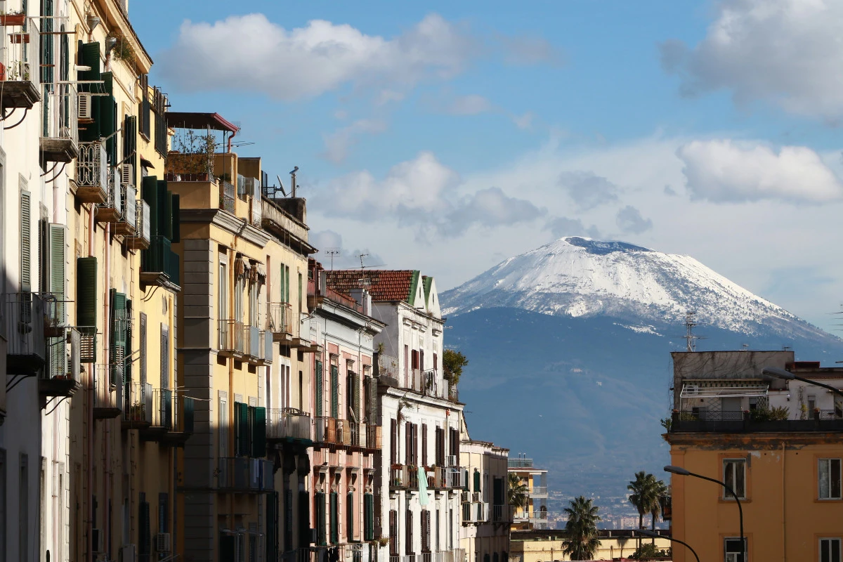 La neige recouvre le sommet du volcan Vésuve à Naples le 18 janvier 2017 après les chutes de neige qui ont frappé la région de Campanie, dans le sud de l'Italie. (Photo CARLO HERMANN / AFP)