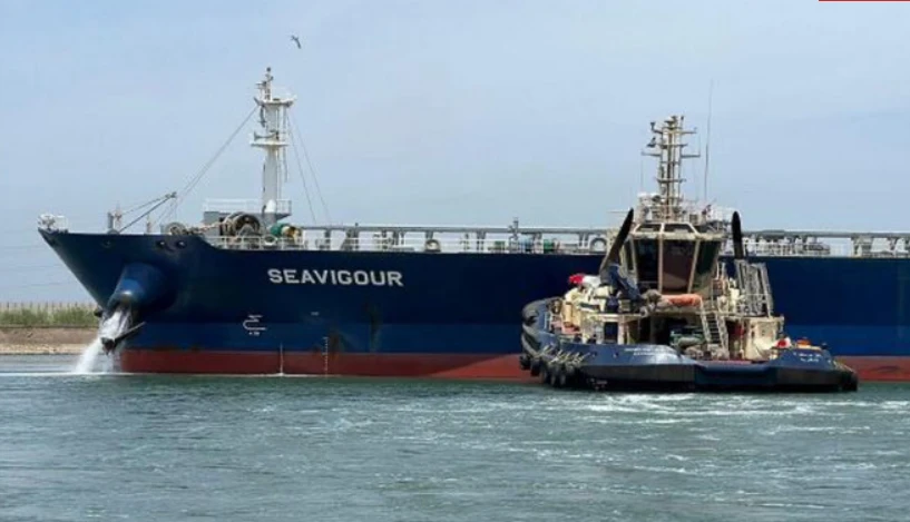 L'Égypte déploie trois remorqueurs pour transporter un pétrolier en panne dans le canal de Suez