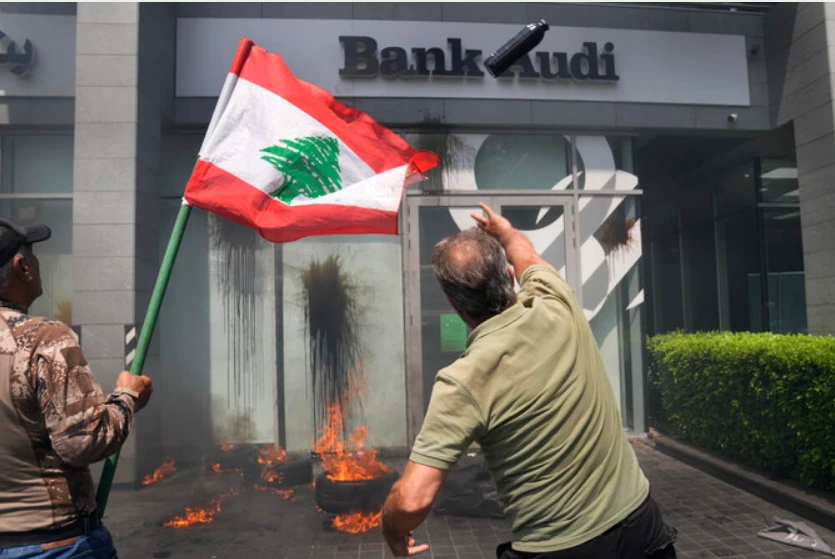 Liban: Le pays toujours sans président, des manifestants prennent des banques d’assaut