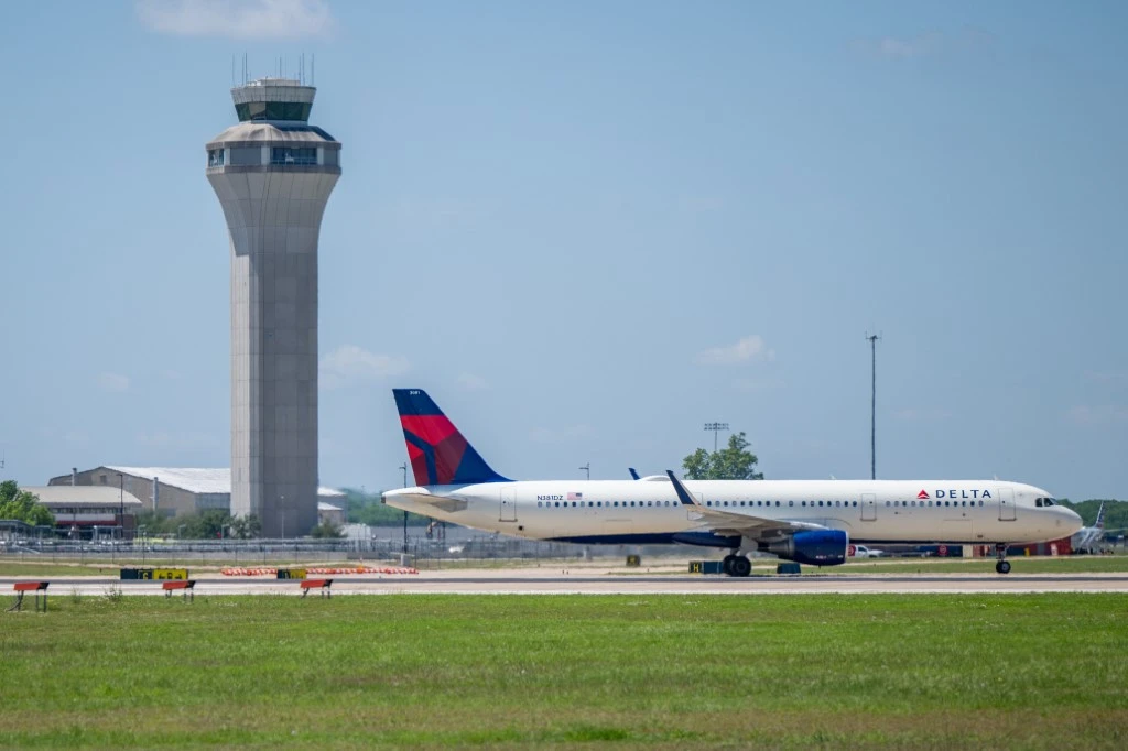 Un employé d'un aéroport au Texas meurt «aspiré» par un réacteur d'avion