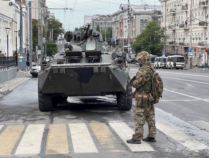 Des combattants du groupe de mercenaires privés Wagner montent la garde dans une rue près du quartier général du district militaire sud de la ville de Rostov-on-Don, en Russie, le 24 juin 2023. (Reuters)