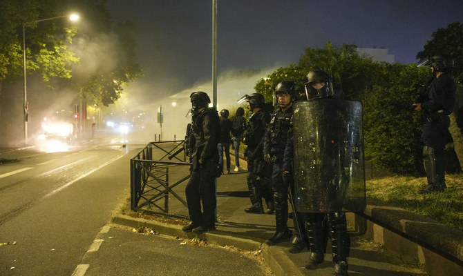 Macron, sous pression dans une république divisée, révélée par les émeutes