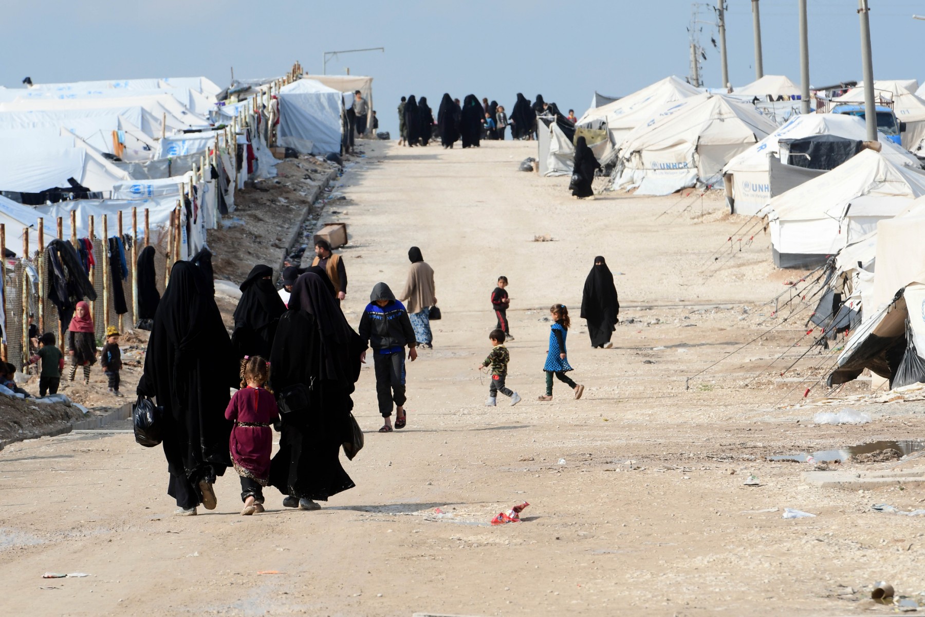 Paris a rapatrié 10 femmes et 25 enfants des camps de prisonniers jihadistes en Syrie