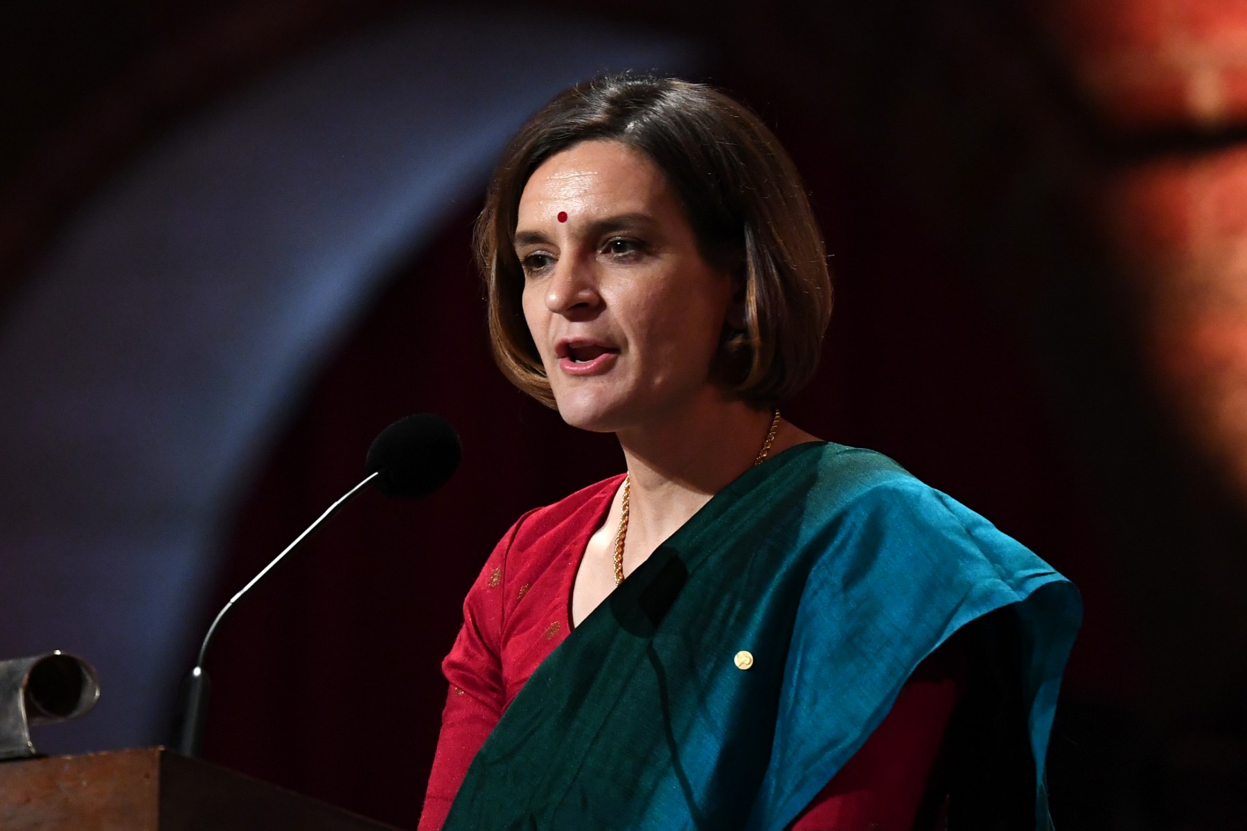 L'économiste franco-américaine Esther Duflo, co-lauréate du prix de la Banque de Suède en sciences économiques en mémoire d'Alfred Nobel, prononce un discours lors d'un banquet royal en l'honneur des lauréats du prix Nobel 2019 après la cérémonie de remise des prix, le 10 décembre 2019 à Stockholm, en Suède. (photo Jonathan NACKSTRAND, AFP)