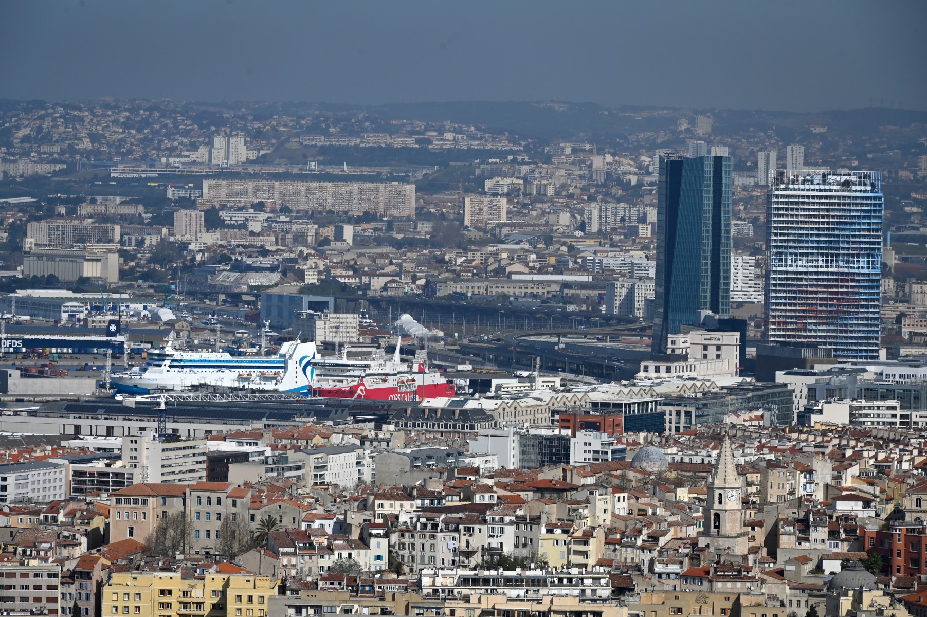 Une vue générale prise le 12 mars 2020 montre le port et les quartiers nord de la ville méditerranéenne française de Marseille, dans le sud de la France. (AFP / GERARD JULIEN)