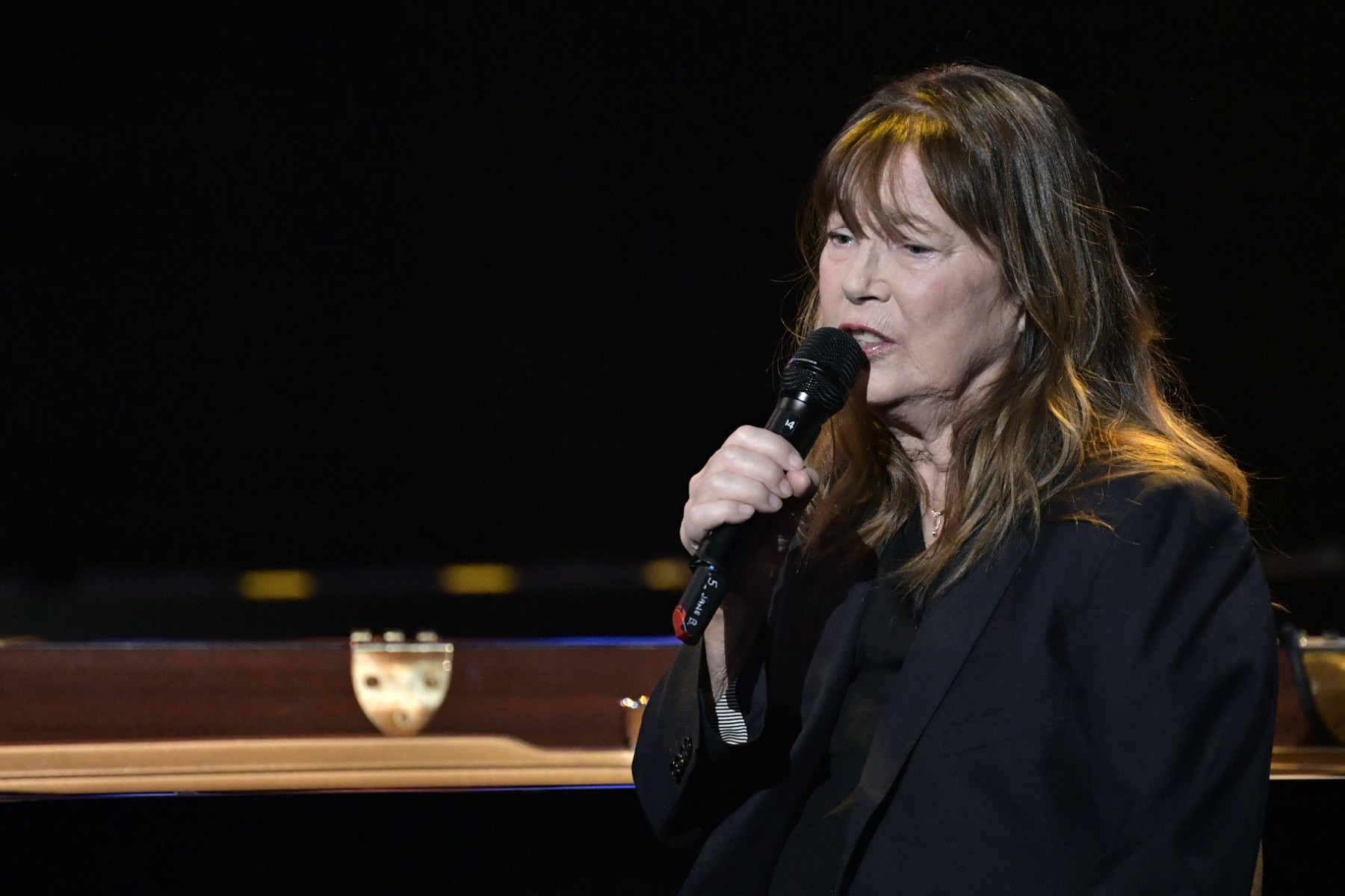 La chanteuse franco-britannique Jane Birkin se produit à Paris le 8 mars 2022, lors de l'événement télévisé "United for Ukraine" en direct pour soutenir le peuple ukrainien et toutes les populations touchées après l'invasion de la Russie en Ukraine. (Photo par JULIEN DE ROSA / AFP)