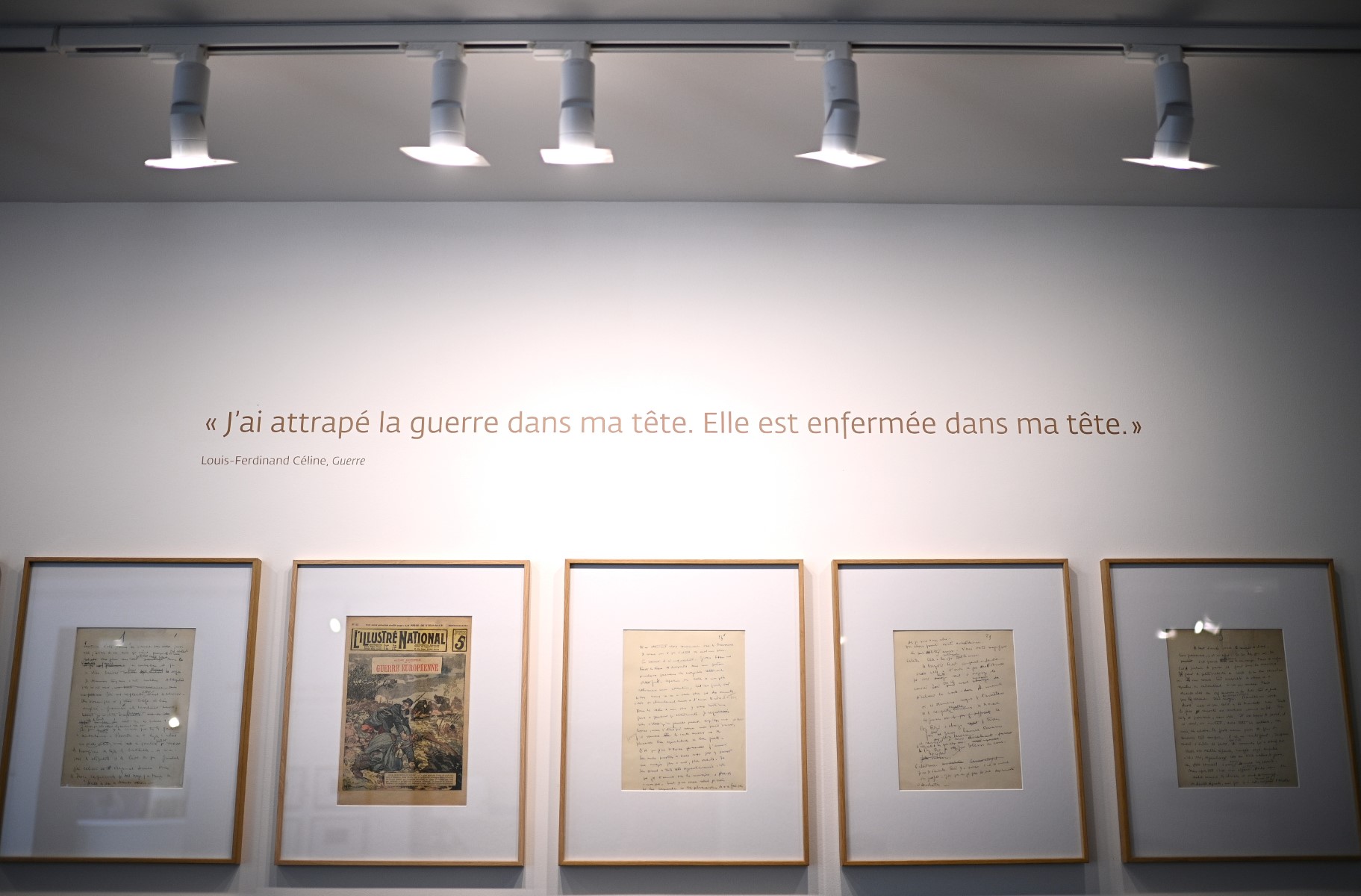 Une photo prise le 3 mai 2022 montre des feuillets encadrés d'un manuscrit original du roman «Guerre» de l'écrivain français Louis-Ferdinand Céline présentés à la galerie Gallimard lors de l'exposition intitulée «Céline, manuscrits retrouvés» à Paris. (Photo Christophe Archambault / AFP)