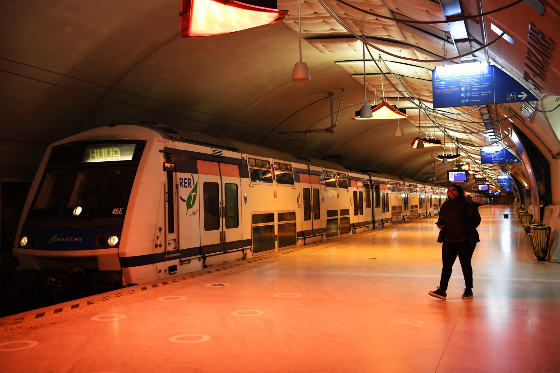 Un usager attend sur le quai de la station de RER Saint-Lazare à Paris, le 10 novembre 2022. (Photo par Bertrand GUAY / AFP)