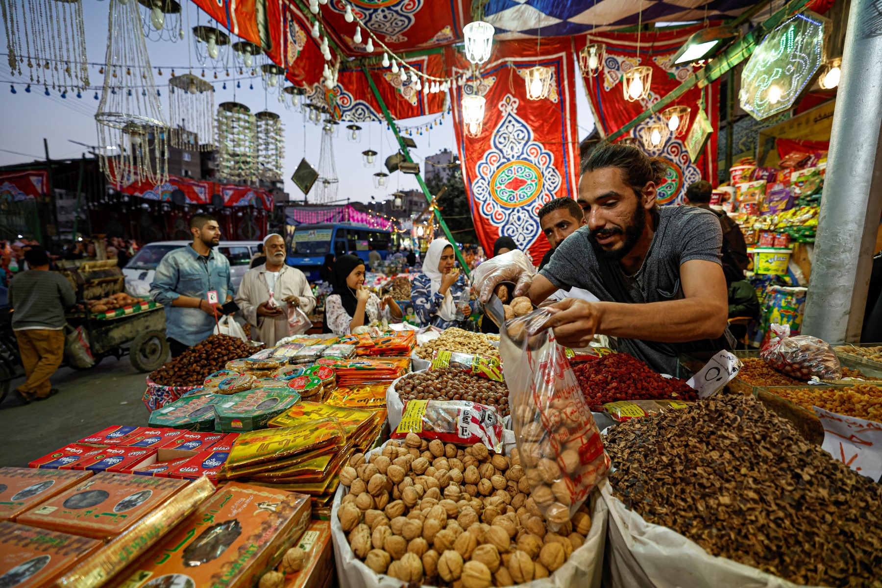 Un marché au Caire, le 12 mars 2023. (Photo de Khaled DESOUKI / AFP)