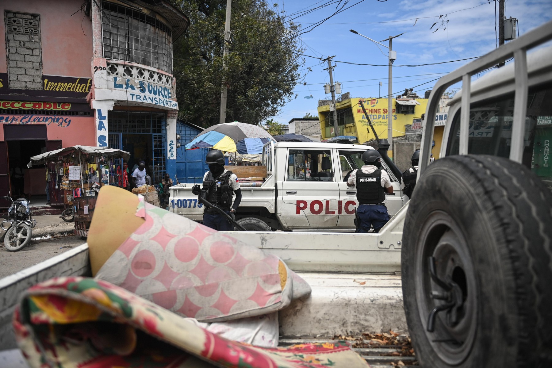Des policiers patrouillent dans un quartier au milieu des violences liées aux gangs dans le centre de Port-au-Prince, le 25 avril 2023. (Photo Richard Pierrin / AFP)