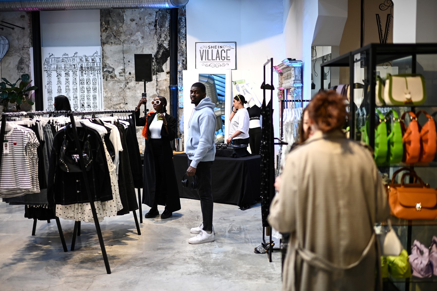 Fast fashion: le gouvernement veut «combattre» le «modèle de SheIn» aux «dégâts immenses»