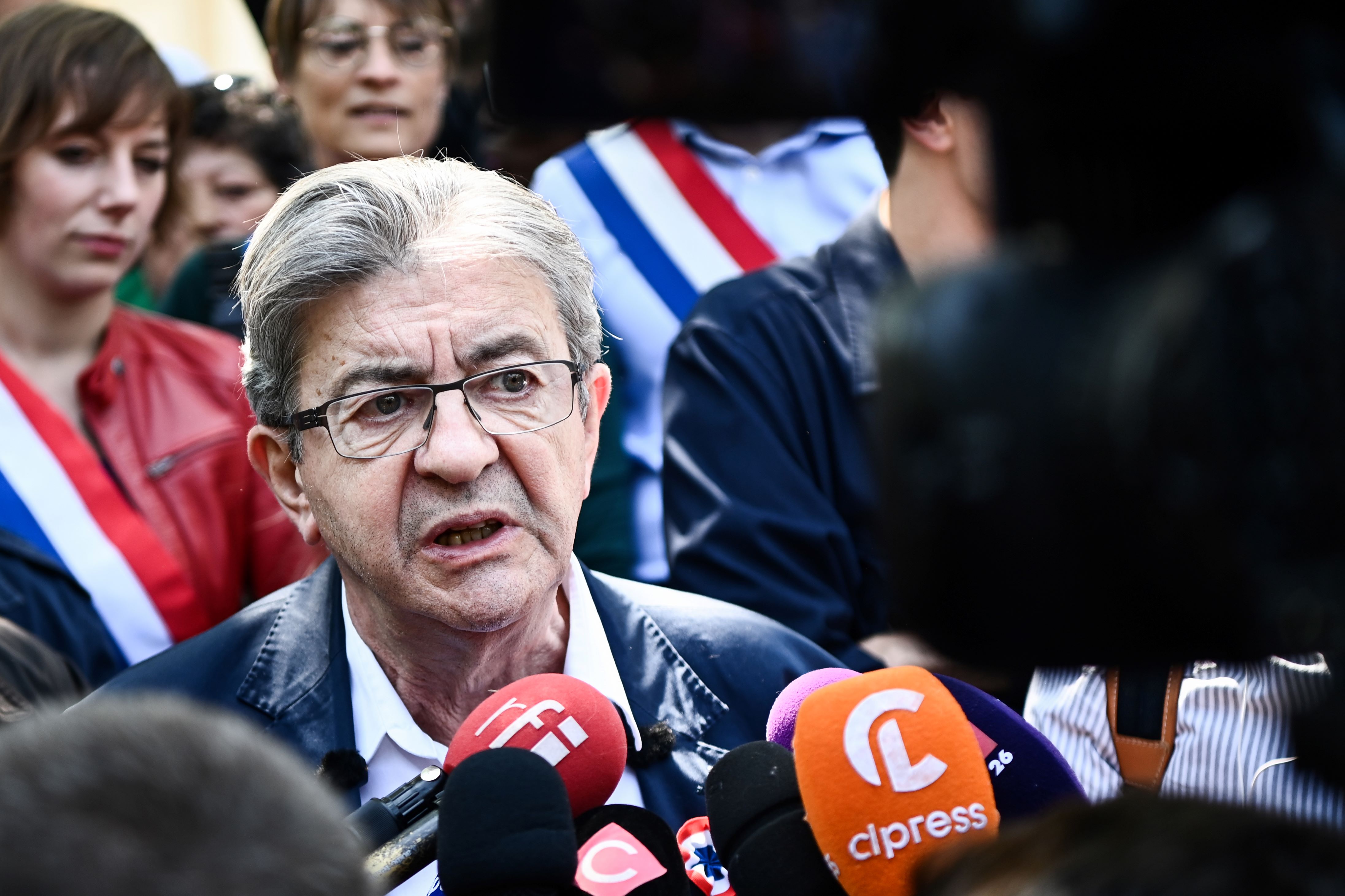 Mélenchon lance « l'alerte» après l'incendie du domicile d'un militant LFI