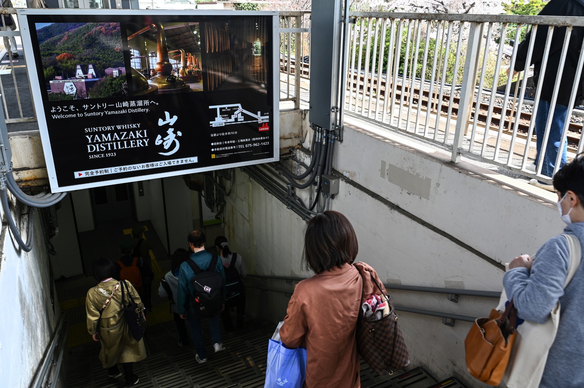 Photo prise le 27 mars 2023 montrant des passagers à l’entrée d’une gare entre Kyoto et Osaka. (Photo : Richard A. Brooks / AFP)