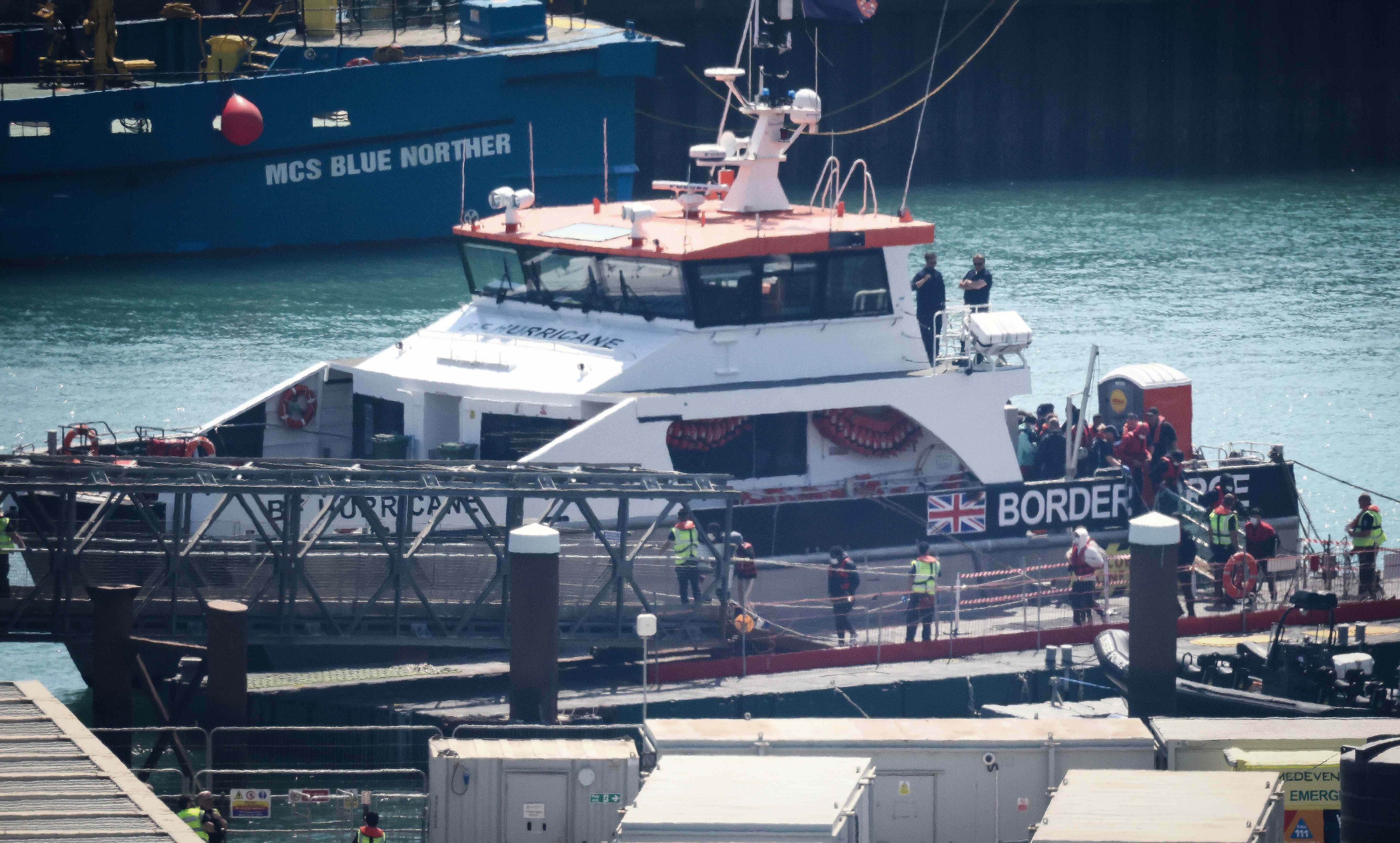 Le gouvernement britannique achète des tentes pour loger des migrants