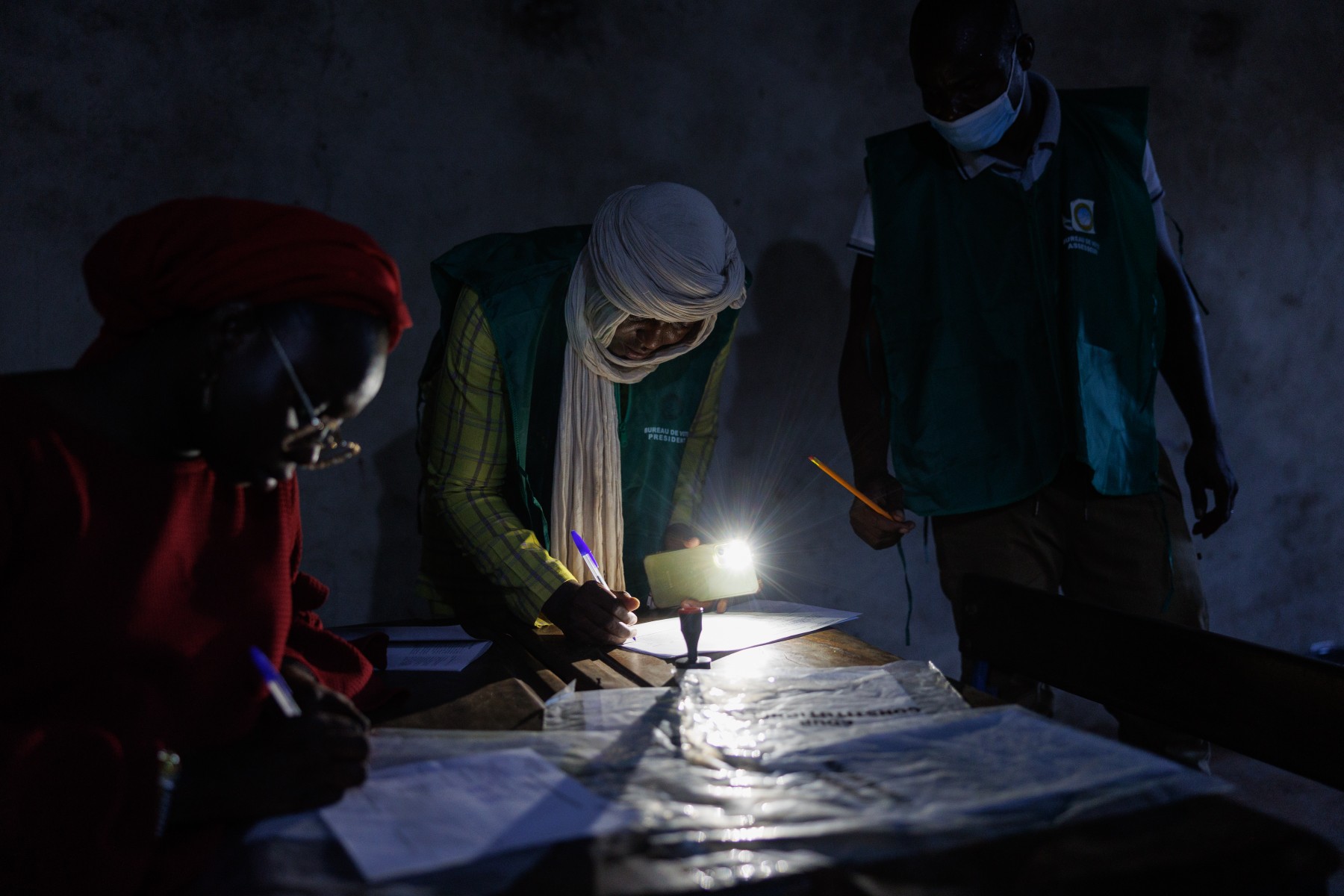 Des agents électoraux commencent à compter les bulletins de vote lors du référendum au Mali, à Bamako, le 18 juin 2023. Les Maliens se rendent aux urnes pour voter lors d'un référendum visant à déterminer si des changements seront apportés à la constitution. (Photo Ousmane Makaveli / AFP)