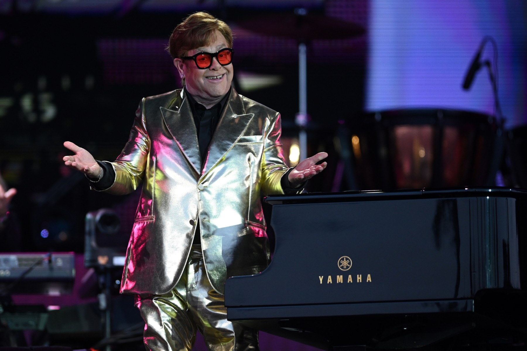 Strass et néon au dernier concert de la tournée d'adieu d'Elton John