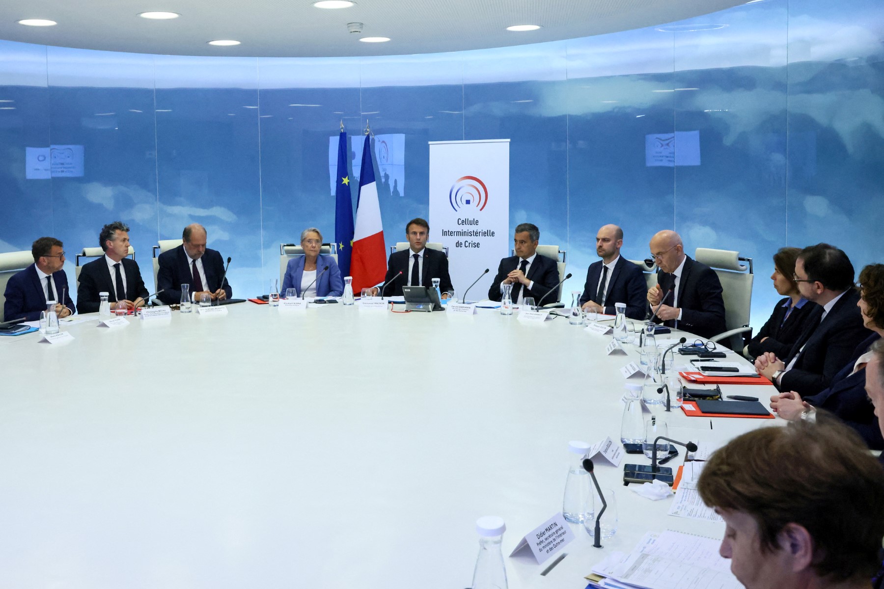 Le président français Emmanuel Macron (au centre) prend la parole lors d'une réunion de la Cellule interministérielle de crise (CIC) aux côtés du ministre délégué à la Ville et au Logement Olivier Klein, du ministre délégué à la Transition écologique et à la Cohésion des territoires Christophe Bechu, du ministre de la Justice Eric Dupond-Moretti et du Premier ministre Elisabeth Borne, Le ministre français de l'Intérieur et de l'Outre-mer Gerald Darmanin (6eL), le ministre délégué à la Transition numérique et aux Télécommunications Jean-Noël Barrot, au centre de crise d'urgence du ministère de l'Intérieur à Paris, le 30 juin 2023. (Photo YVES HERMAN / POOL / AFP)