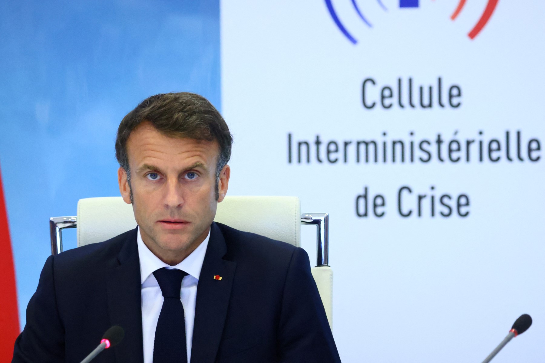 Le président français Emmanuel Macron s'adresse à une réunion de la Cellule interministérielle de crise (CIC) après les émeutes qui ont éclaté pour la troisième nuit consécutive à travers le pays suite à la mort de Nahel, le 30 juin 2023. (Photo YVES HERMAN / POOL / AFP)