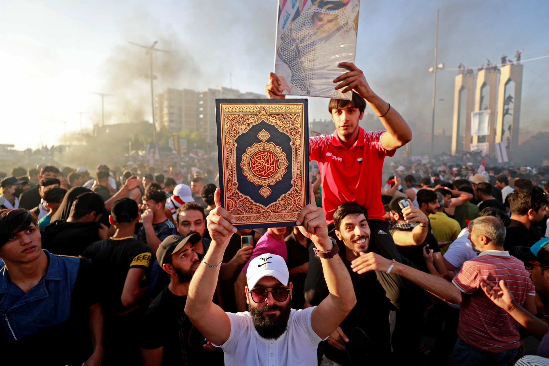 Un partisan du mouvement sadriste irakien brandit le Coran devant l'ambassade de Suède à Bagdad, le 30 juin 2023, lors d'une deuxième journée de manifestations contre l'incendie du Coran devant une mosquée de Stockholm, qui a indigné les musulmans du monde entier. (Photo par Ahmad Al-Rubaye / AFP)