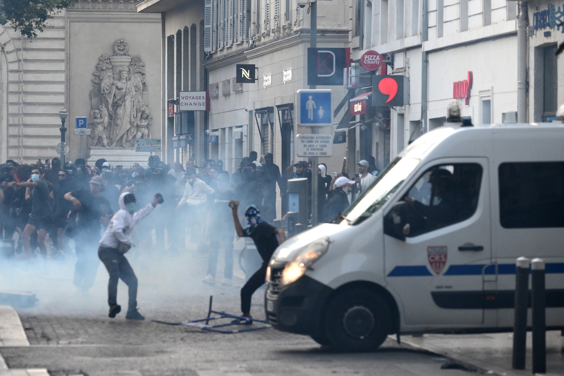 France: heurts, tentatives de pillages, Marseille reçoit des renforts policiers