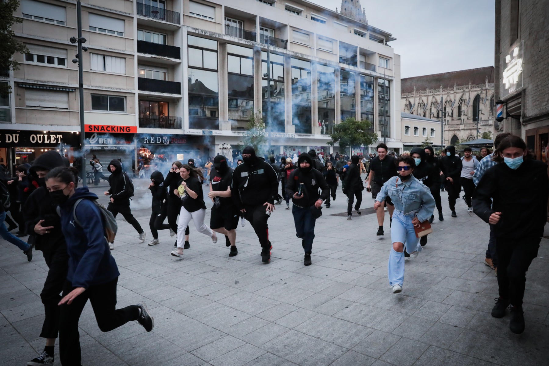 Emeutes: des restaurants McDonald's et une médiathèque incendiés en Lorraine