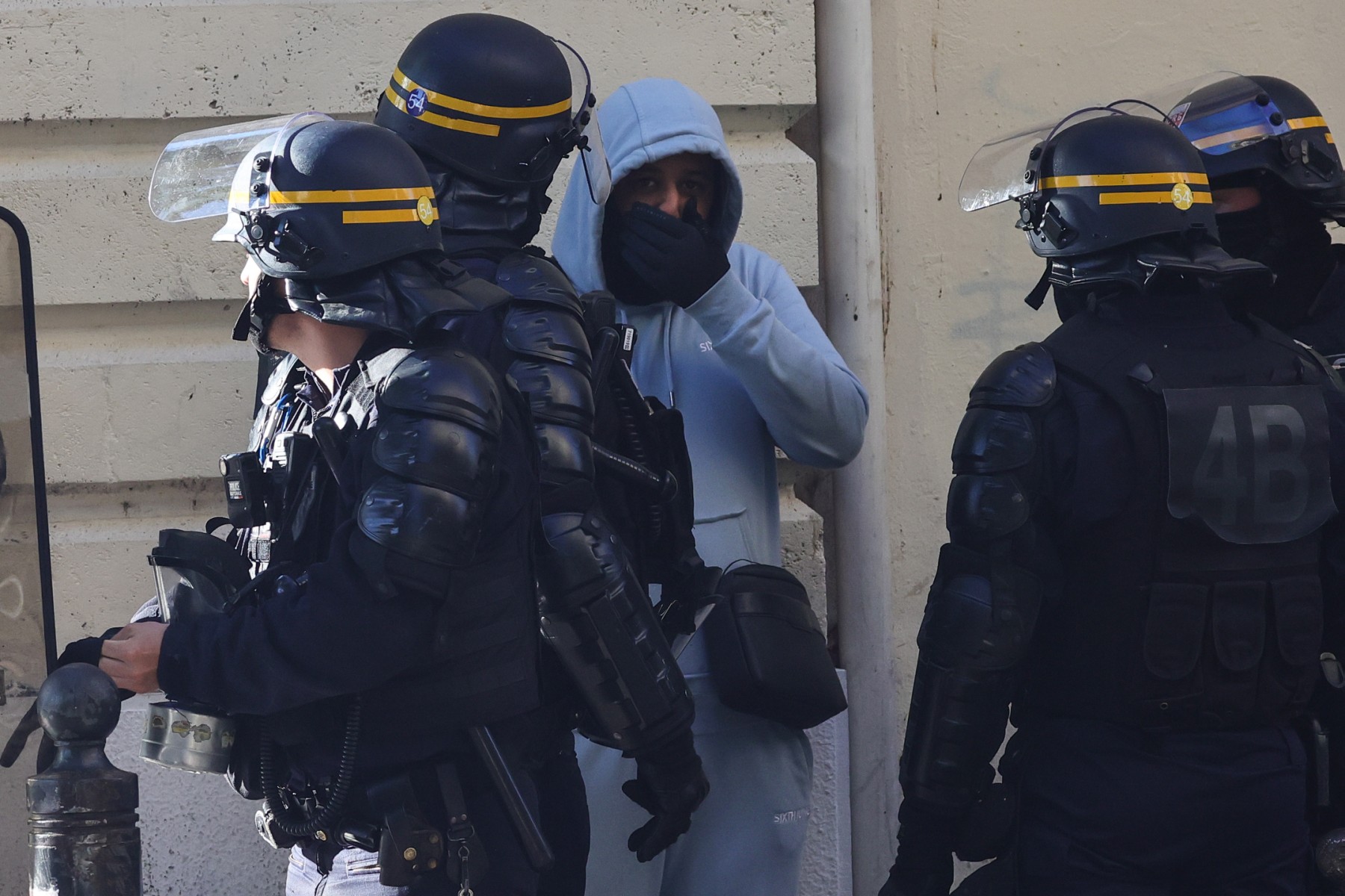Un homme détenu et interrogé par des policiers lors d'une manifestation contre la police à Marseille, dans le sud de la France, le 1er juillet 2023 (Photo CLEMENT MAHOUDEAU / AFP)
