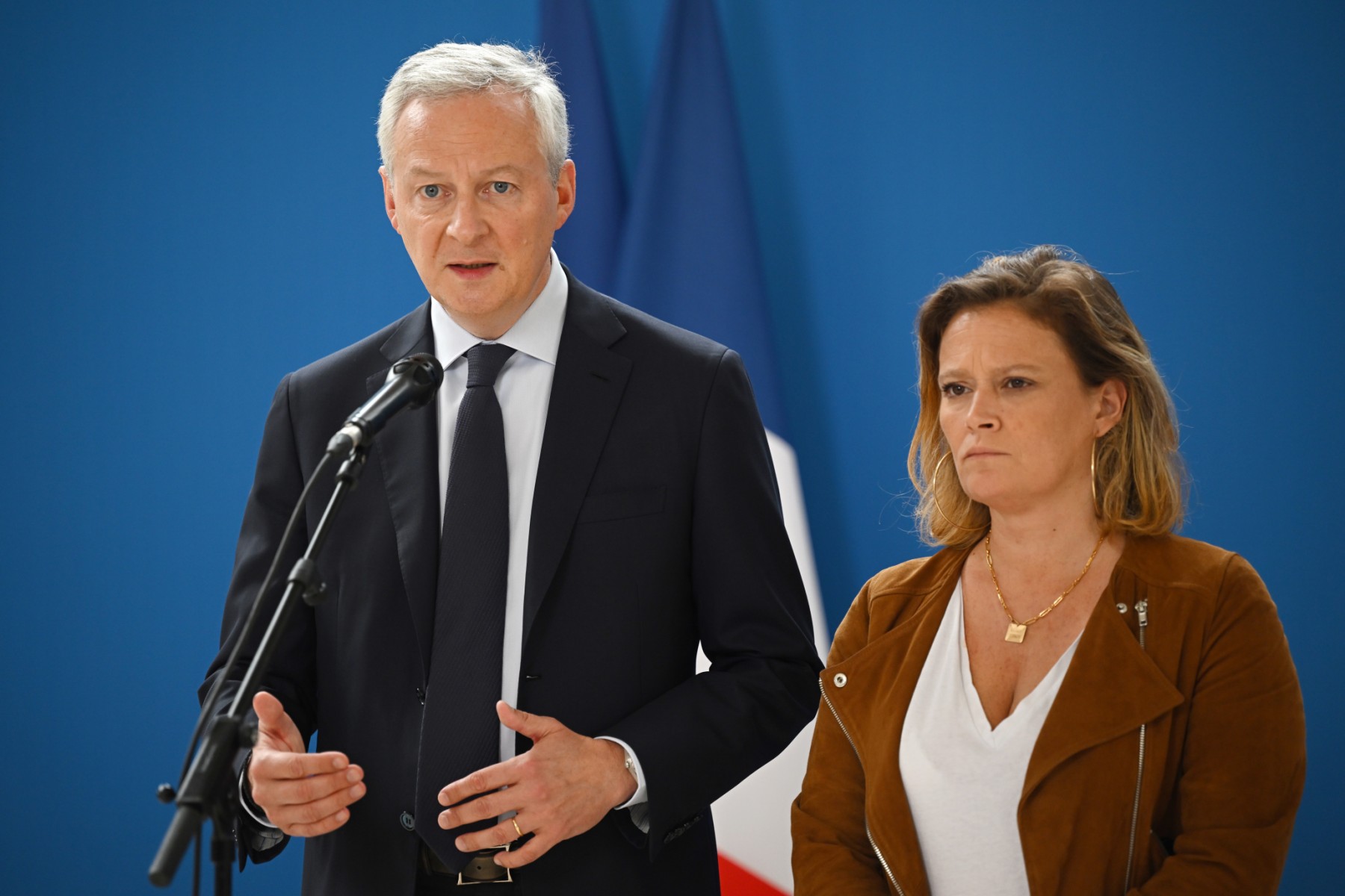 Le ministre français de l'Économie et des Finances Bruno Le Maire s'exprime à côté de la ministre déléguée aux Petites et Moyennes Entreprises, à l'Artisanat et au Tourisme Olivia Gregoire lors d'une conférence de presse à l'issue d'une réunion avec des représentants du commerce, de la restauration, de l'hôtellerie, des commerçants et des banquiers au ministère de l'Économie, à Bercy, à Paris, le 1er juillet 2023. (Photo STEFANO RELLANDINI / AFP)