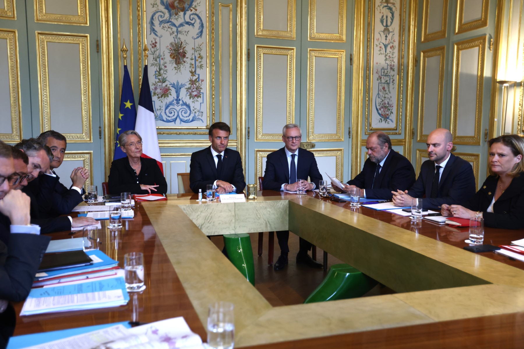 Emeutes en France: le président Macron reçoit les maires, les violences diminuent
