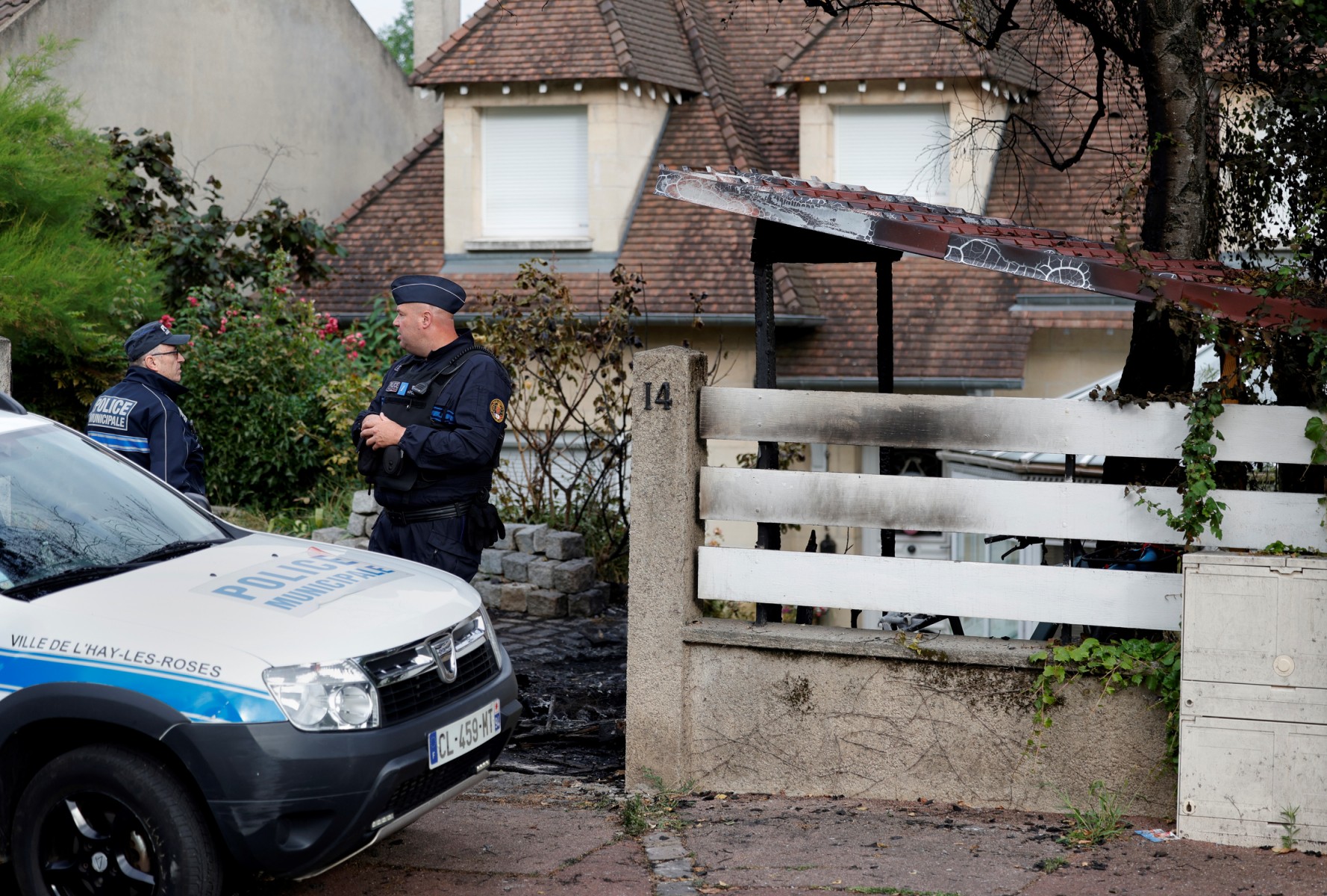 Emeutes: Indignation unanime après l'attaque du domicile d'un maire, appel au calme de la grand-mère de Nahel