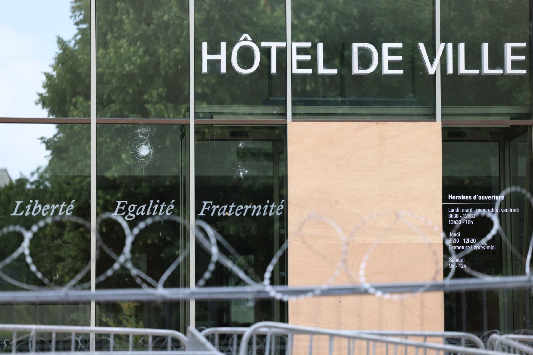 Emeutes en France: la population appelée à se rassembler devant les mairies, une accalmie se dessine