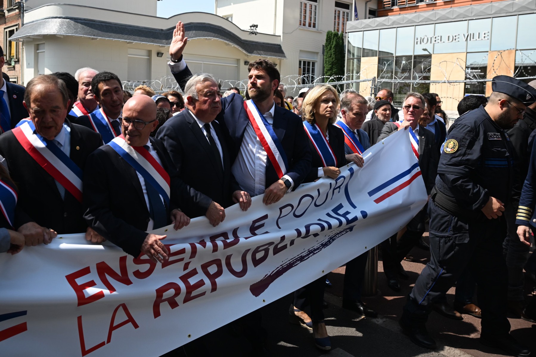 Emeutes: rassemblements contre la vague de violence, une accalmie se dessine