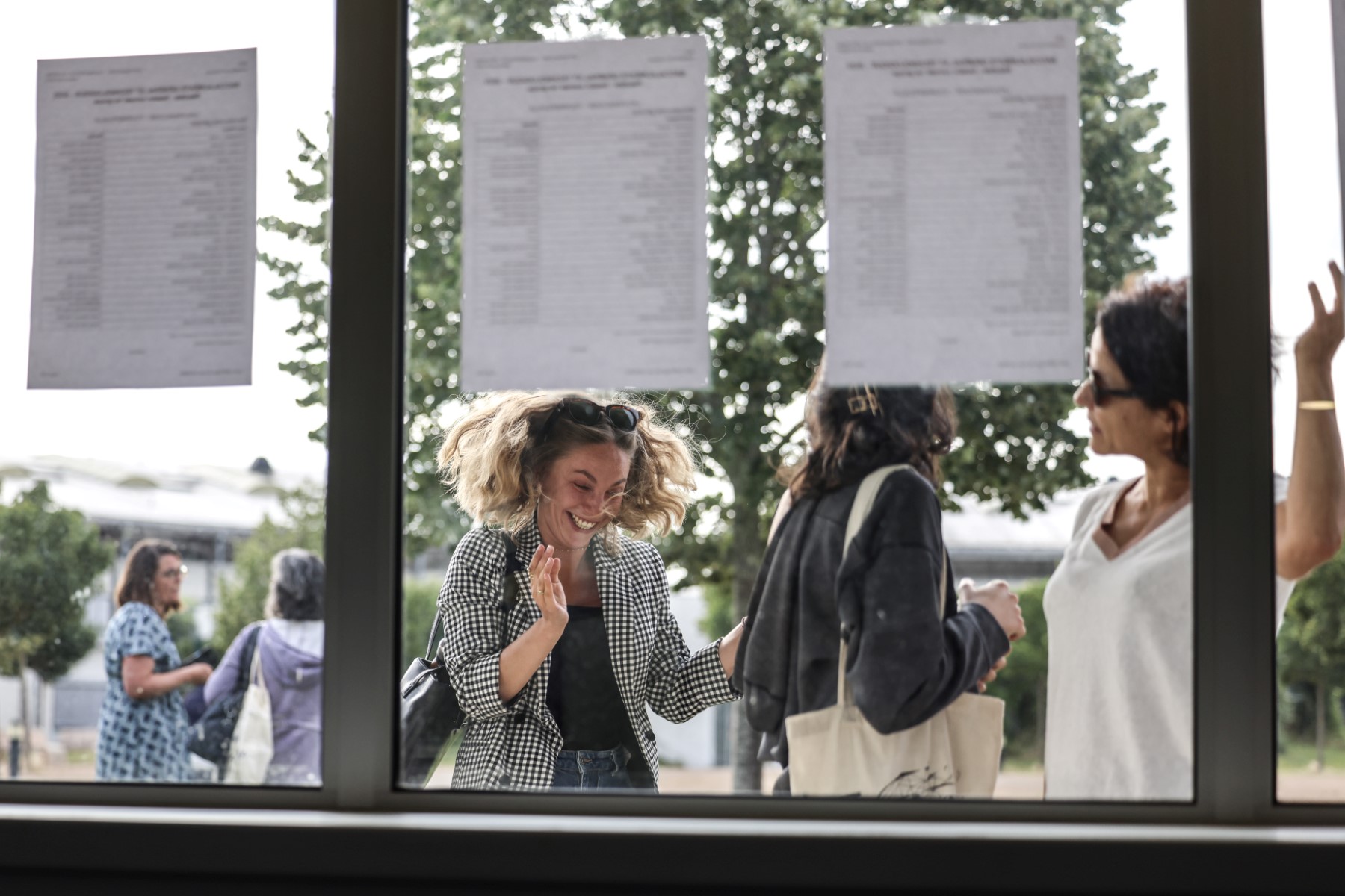 «Ça fait plaisir!»: les candidats découvrent leurs résultats au bac, avec près de 85% d'admis