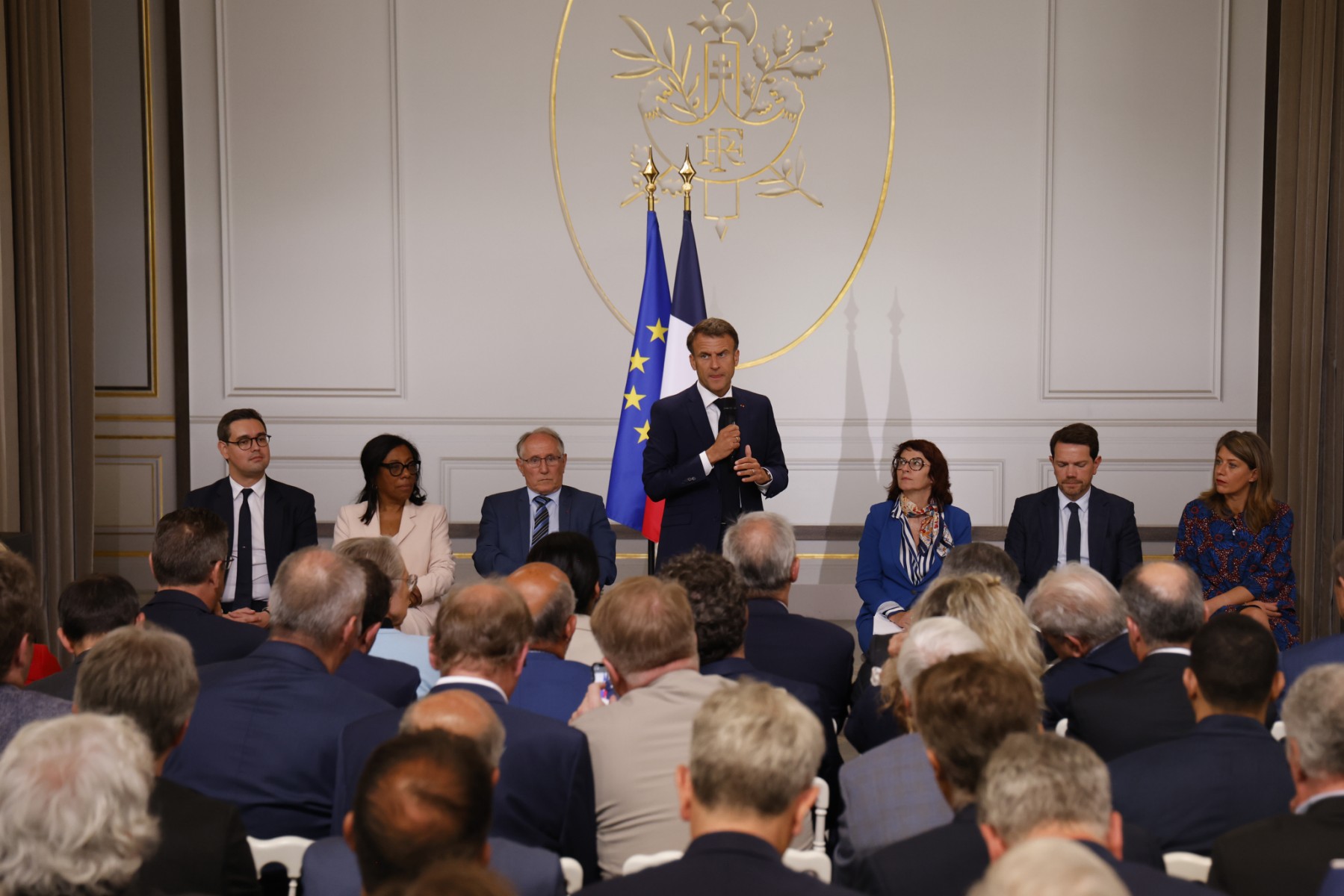 Emeutes: Macron annonce une loi d'urgence pour la reconstruction