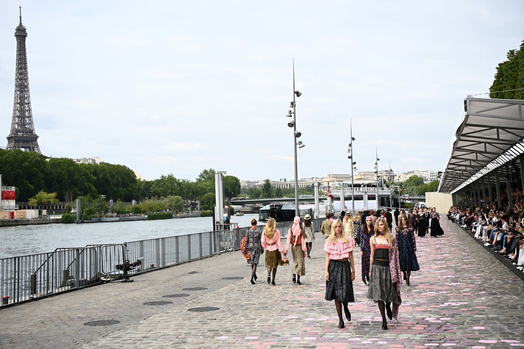 Haute couture: Balade sur les quais de Seine chez Chanel, salon feutré pour Armani
