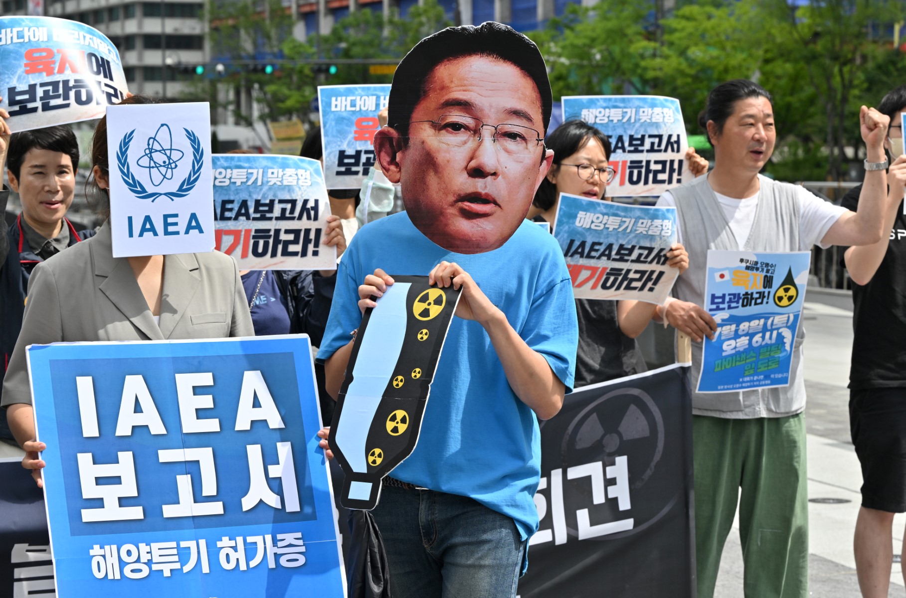 Le chef de l'AIEA à la rencontre d'habitants de Fukushima avant le rejet des eaux de la centrale