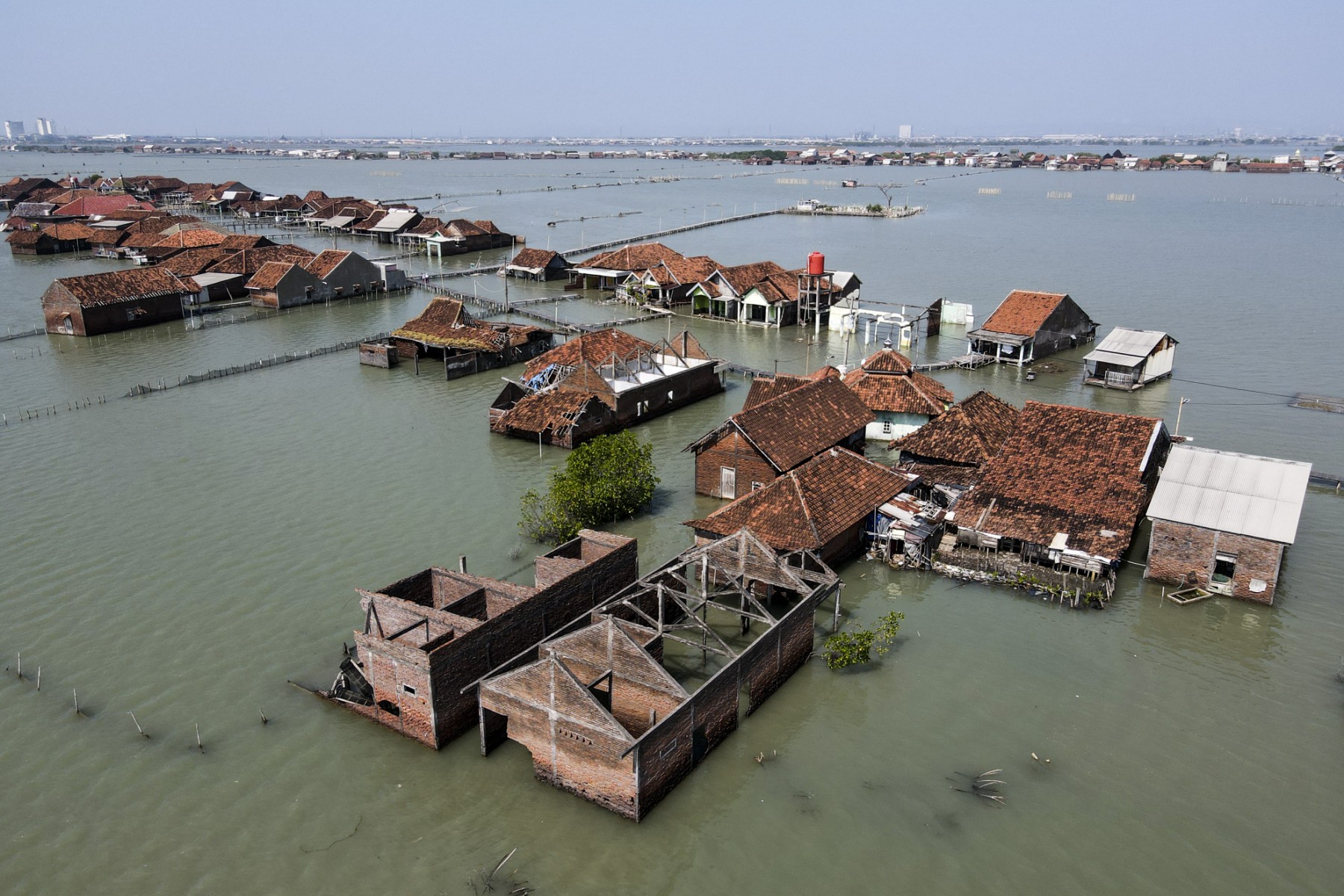 «Lent désastre»: un village indonésien s'enfonce dans la mer