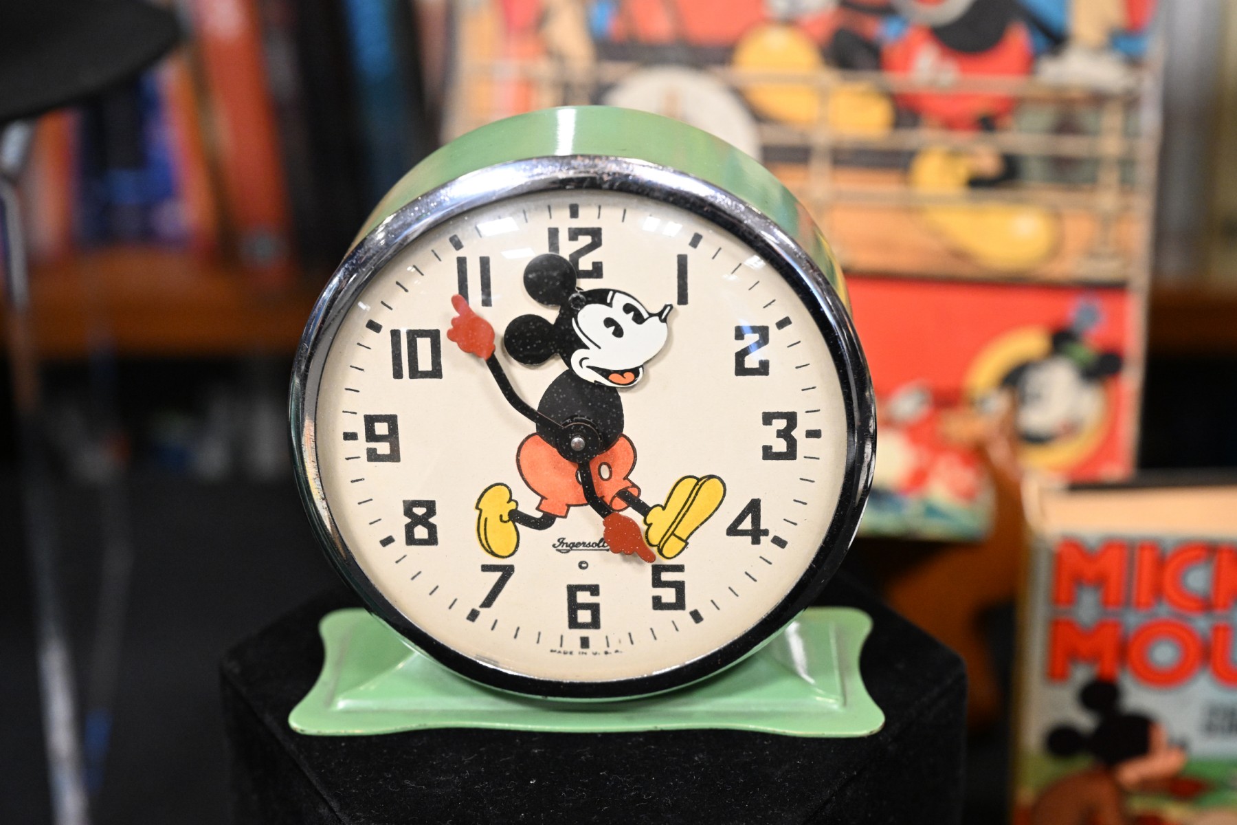 Un ancien réveil de Mickey Mouse est exposé lors d'une visite des Archives Walt Disney, le 20 juin 2023, sur le site des studios Disney, à Burbank, en Californie. A l'occasion du centenaire de la société, qui sera célébré officiellement le 16 octobre, Disney a récemment donné un aperçu de ses archives, en organisant une visite de ses studios de cinéma à Burbank, près de Los Angeles, à l'intention des médias. (Photo de Robyn Beck / AFP)