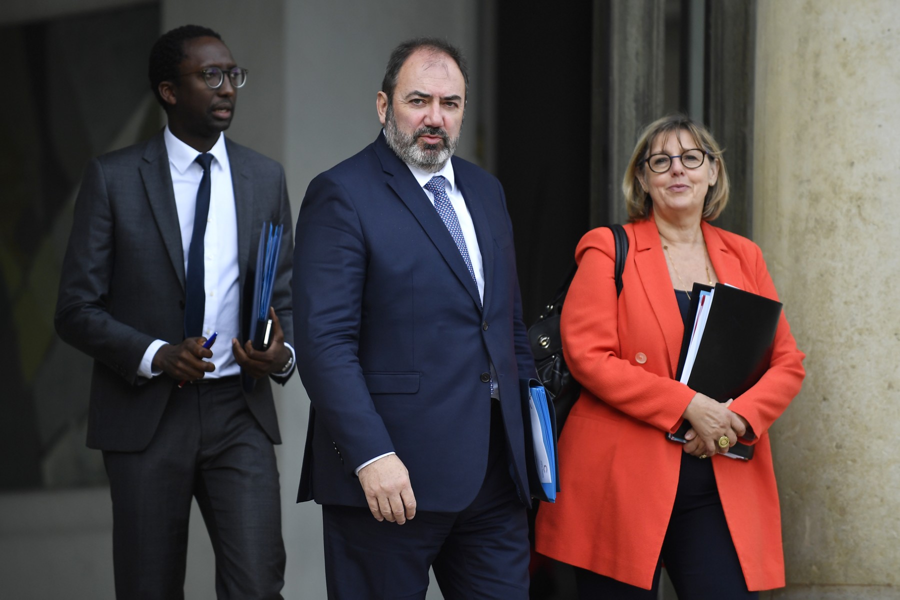 Le ministre français de la Santé, François Braun (centre) entouré du secrétaire d'État français à la Mer Hervé Berville (gauche) et de la ministre française de l'Enseignement supérieur et de la Recherche Sylvie Retailleau, quitte le Palais présidentiel de l'Élysée à Paris, le 5 juillet 2023, après la réunion hebdomadaire du conseil des ministres. (Photo par JULIEN DE ROSA / AFP)