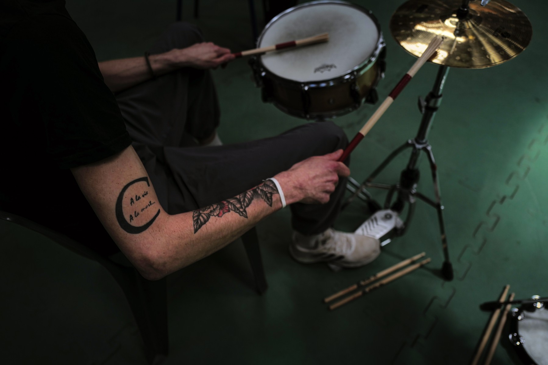 Un détenu joue de la caisse claire avec des musiciens professionnels lors d'un concert de jazz organisé à la prison de Saint-Quentin-Fallavier, dans l'est de la France, le 5 juillet 2023. (Photo Olivier Chassignole / AFP)